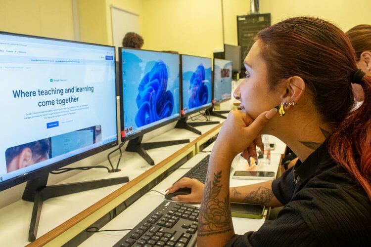 El plan de estudios integra periodismo, producción audiovisual, comunicación digital, narrativas transmedia e inteligencia artificial.