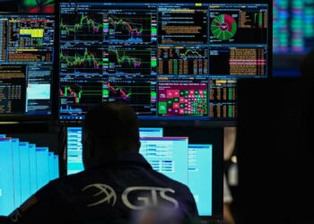 El riesgo país volvió a caer y cerró la semana por debajo de los 600 puntos