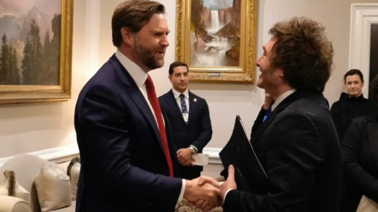 JD Vance saluda a Milei en una de las visitas del mandatario argentno a EE.UU.