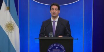 El vocero presidencial Adrián Ravier encabezó la conferencia de prensa de este martes en Casa Rosada.