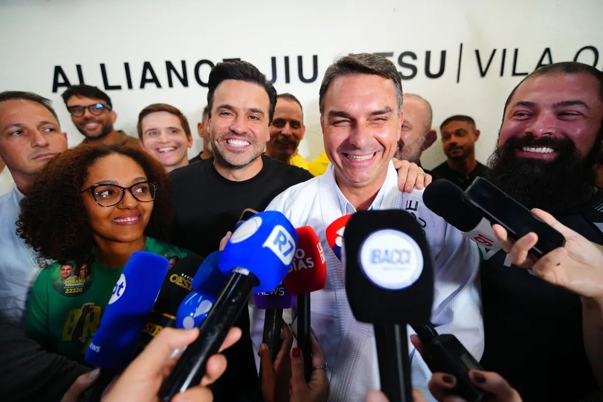 Elecciones en Brasil: Lula y Flávio Bolsonaro cierran sus campañas Elecciones en Brasil Lula y Flávio Bolsonaro cierran sus campañas (1)