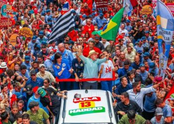 Elecciones en Brasil Lula y Flávio Bolsonaro cierran sus campañas