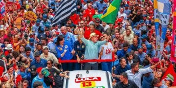 Elecciones en Brasil Lula y Flávio Bolsonaro cierran sus campañas
