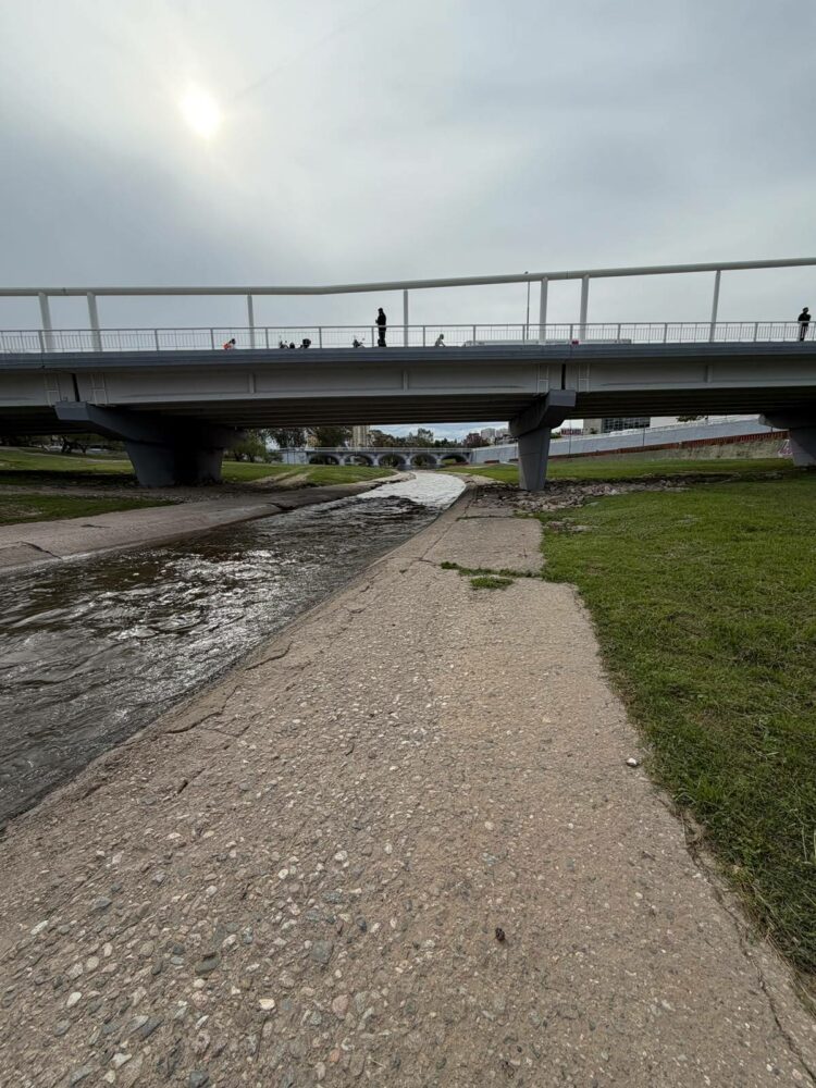 Encontraron a un hombre muerto en el río Suquía Investigan si cayó al agua o ingresó por sus propios medios.