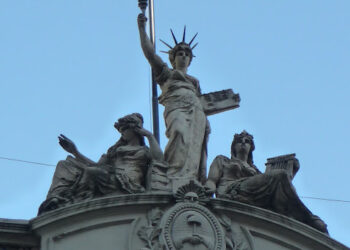 La tierra, la soberanía y los límites del amparo La tierra, la soberanía y los límites del amparo