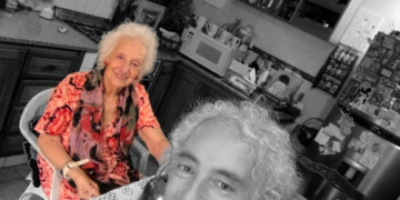 Estela de Carlotto cumple 96 años y su nieto la homenajeó en redes Estela de Carlotto junto a Ignacio Montoya Carlotto.