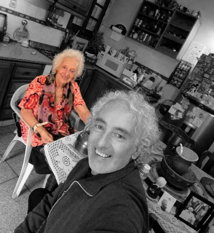 Estela de Carlotto cumple 96 años y su nieto la homenajeó en redes Estela de Carlotto junto a Ignacio Montoya Carlotto.