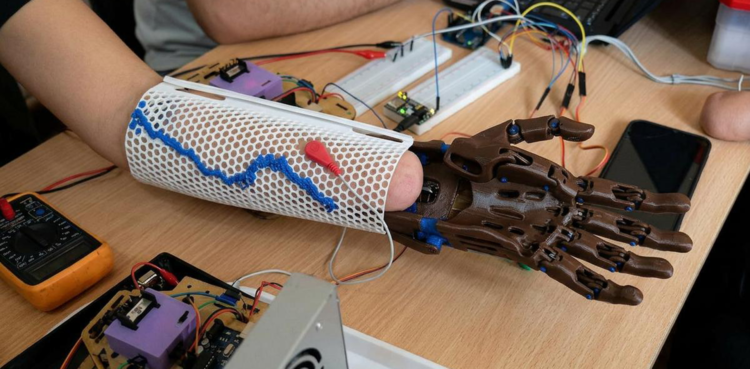 Estudiantes de la UNC desarrollan una prótesis de brazo de bajo costo El dispositivo utiliza señales musculares para controlar una mano artificial y se fabrica con impresión 3D.