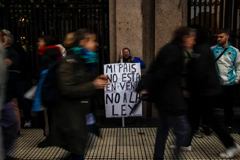 Excombatientes marchan contra la Corte por la derogación de la Ley de Tierras