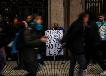Excombatientes marchan contra la Corte por la derogación de la Ley de Tierras