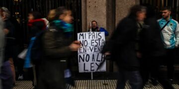Excombatientes marchan contra la Corte por la derogación de la Ley de Tierras