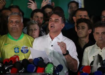 Flávio Bolsonaro da marcha atrás con la impugnación electoral y no podrá salir del país