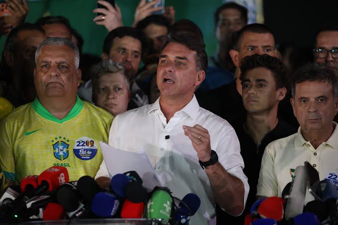 Flávio Bolsonaro desconoce la derrota, pero partidos aliados reconocieron la victoria de Lula Lula obtuvo el 51,79% de los votos válidos, frente al 48,21% de Flávio Bolsonaro.