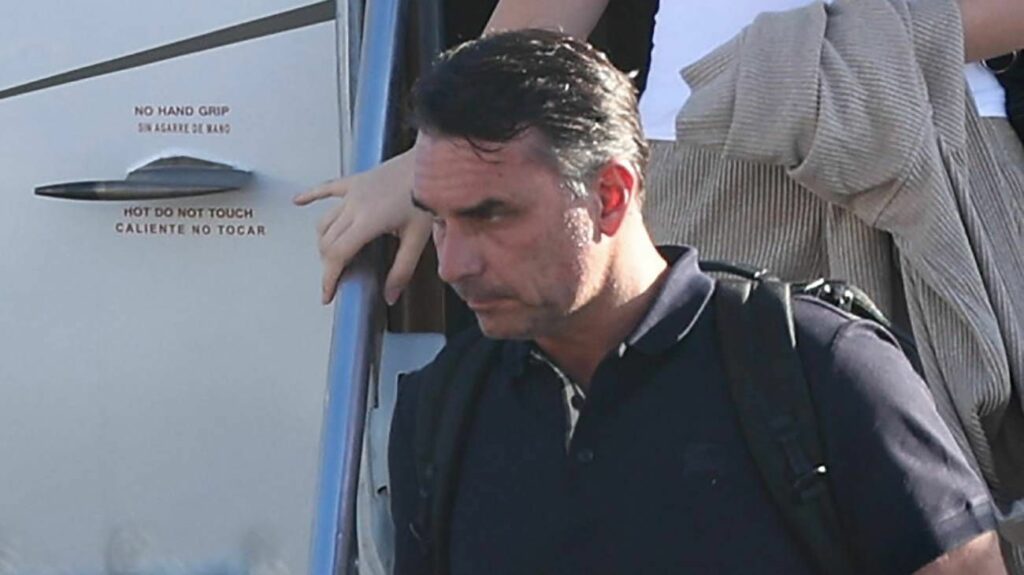 Flávio Bolsonaro se proclamó “líder de Brasil” y denunció fraude electoral Flávio Bolsonaro se proclamó “líder de Brasil” y denunció fraude electoral