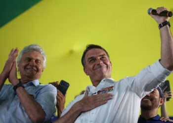 Flávio Bolsonaro sumó apoyos clave de la derecha de cara al balotaje