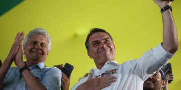 Flávio Bolsonaro sumó apoyos clave de la derecha de cara al balotaje