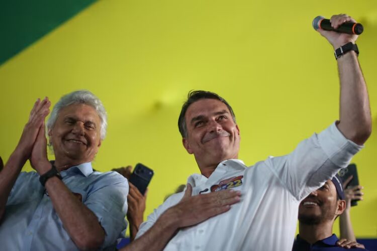 Flávio Bolsonaro sumó apoyos clave de la derecha de cara al balotaje Ronaldo Caiado oficializó su apoyo a Flávio Bolsonaro para el balotaje del 25 de octubre.