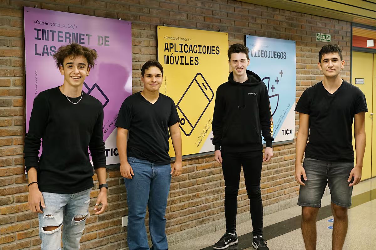 Satellites on Fire: de proyecto escolar a competir con la NASA en la detección de incendios Franco Rodríguez Viau, Ulises López Pacholczak, Alexander Bodner y Joaquín Chamo (de izquierda a derecha), estudiantes de la escuela ORT, crearon una aplicación para detectar incendios forestales