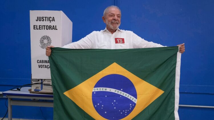 Luiz Inácio Lula da Silva votó este domingo en San Pablo y agradeció el apoyo recibido durante la campaña. En el balotaje frente a Flávio Bolsonaro, el presidente llamó a defender la democracia sin violencia y busca conseguir un nuevo mandato en Brasil.