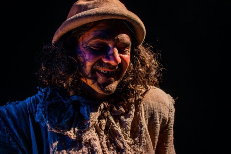 “Jig, bailecito para nada” propone una escena donde el humor, el clown y lo macabro se encuentran entre tumbas, rituales y recuerdos.
