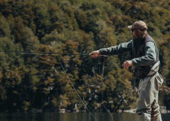 Habilitaron la pesca deportiva de truchas y dorados desde octubre Habilitaron la pesca deportiva de truchas y dorados desde octubre