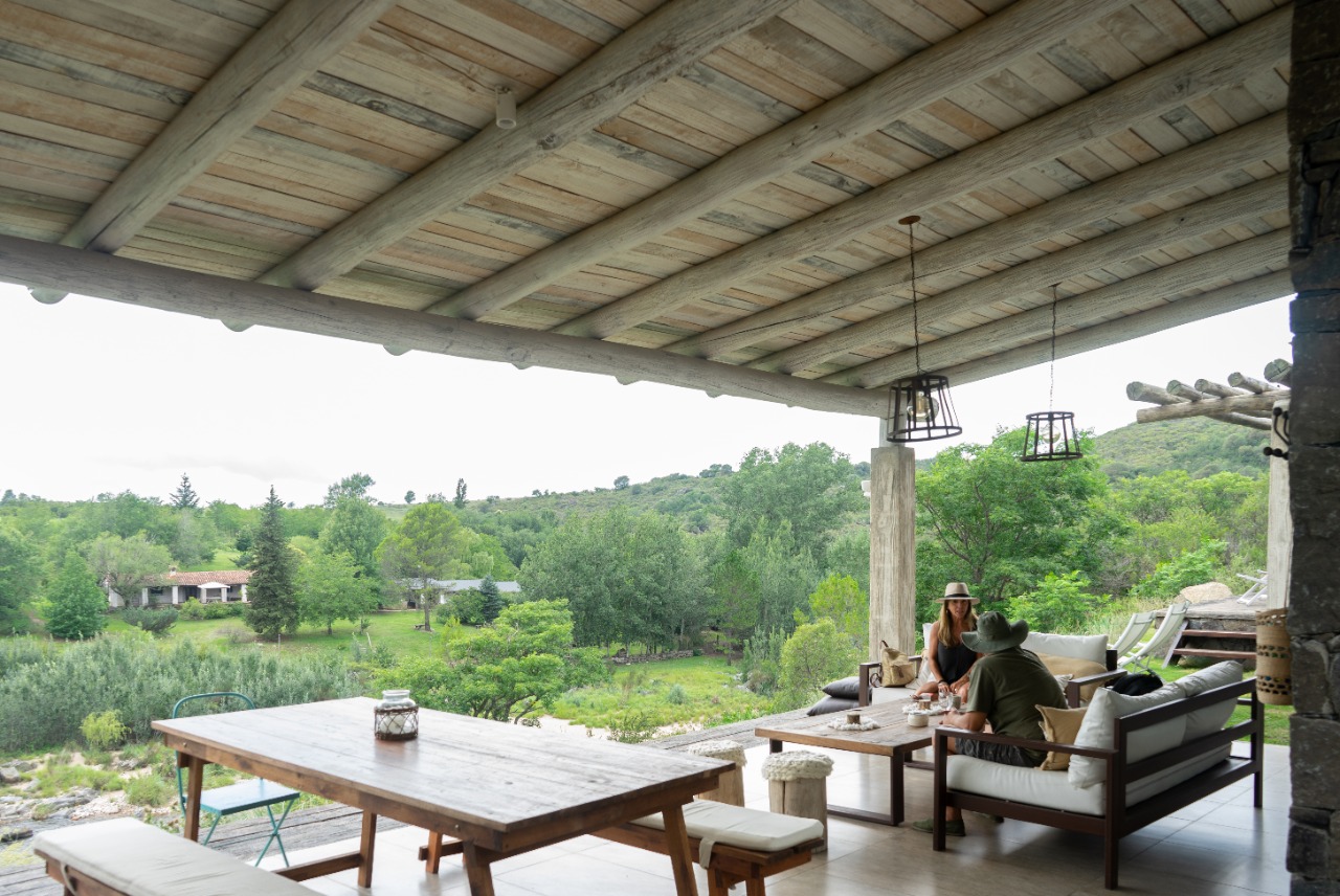 Techos que diseñan: cubiertas y cielorrasos para ganar confort térmico Hay diferentes especies de madera que se adaptan a los diferentes estilos de la arquitectura local.