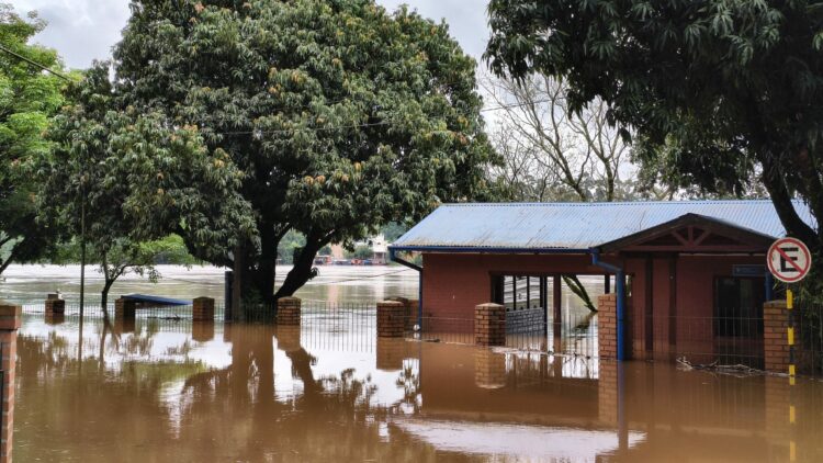 La crecida de los ríos Paraná, Uruguay e Iguazú mantiene 14 pasos fronterizos fluviales cerrados y varios puentes afectados en Misiones. El temporal asociado al fenómeno de El Niño dejó 154 personas evacuadas y 124 viviendas dañadas, mientras continúan los operativos de asistencia y prevención en la provincia.
