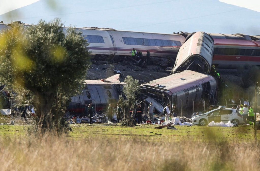 Tragedia en España: al menos 46 muertos tras el choque de dos trenes Imagen de la colisión de trenes en Toledo ocurrida este 28 de octubre. (ANSA)