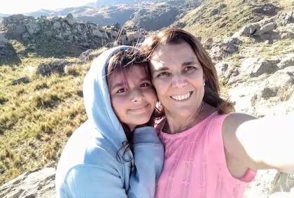 Ema Bondaruk junto a su mamá Laura Sánchez.