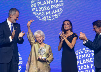 Isabel Allende con los reyes de España.
