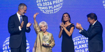 Isabel Allende con los reyes de España.