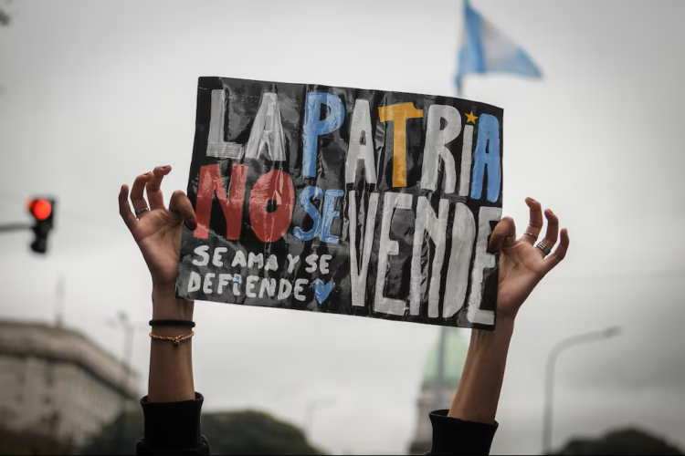 Agrupaciones políticas, gremiales, sociales y ambientalistas se movilizaron este martes hacia Tribunales contra del fallo de la Corte Suprema.