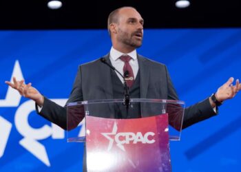 La Justicia de Brasil ordenó detener a Eduardo Bolsonaro
