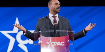 La Justicia de Brasil ordenó detener a Eduardo Bolsonaro