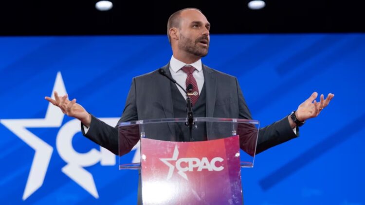 La Justicia de Brasil ordenó detener a Eduardo Bolsonaro Eduardo Bolsonaro vive actualmente en Estados Unidos y afirma ser víctima de persecución política.