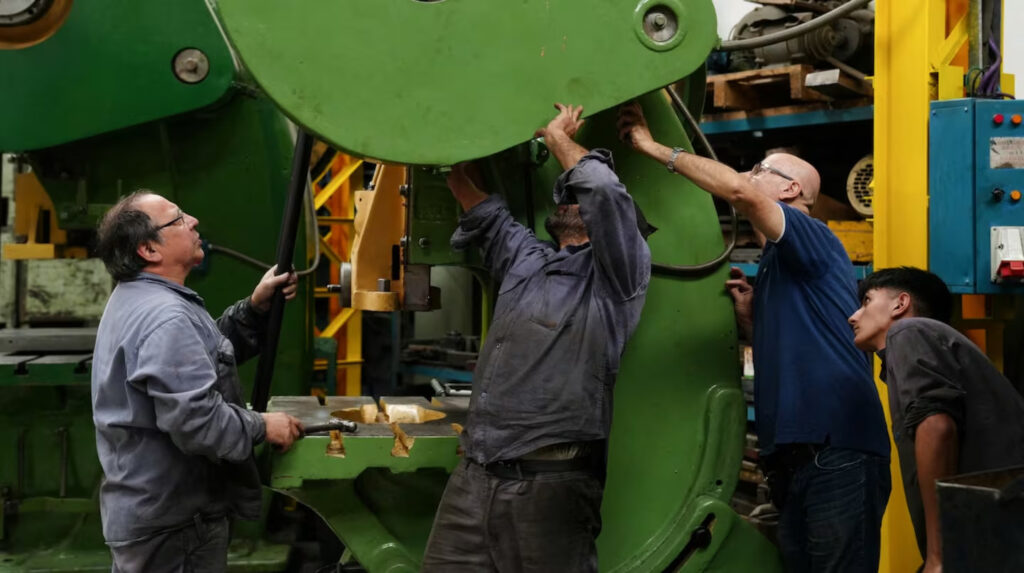 La economía cayó 1,7% interanual en agosto y acumuló dos meses de retroceso