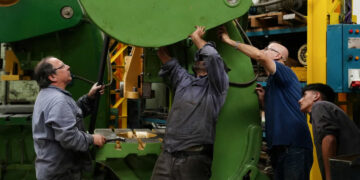 La economía cayó 1,7% interanual en agosto y acumuló dos meses de retroceso