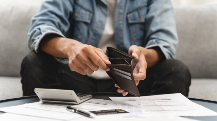 La morosidad de las familias frenó su escalada, pero sigue por encima del 12% en agosto El informe del BCRA mostró una mejora mensual en las tarjetas de crédito, mientras que los préstamos personales y prendarios registraron nuevos aumentos de la irregularidad.