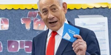 Sondeos anticipan una ventaja opositora sobre Netanyahu en el Parlamento Sondeos anticipan una ventaja opositora sobre Netanyahu en el Parlamento