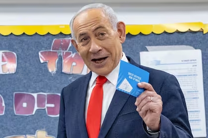 Sondeos anticipan una ventaja opositora sobre Netanyahu en el Parlamento El primer ministro Benjamin Netanyahu denunció intentos de fraude.