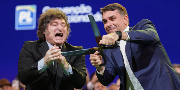 Milei y Flávio Bolsonaro en una visita de campaña del presidente argentino a Brasil.