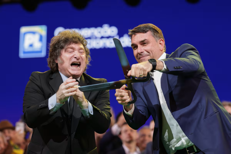 La oposición reclama explicaciones al Gobierno por el posible paso de Bolsonaro por el país Milei y Flávio Bolsonaro en una visita de campaña del presidente argentino a Brasil.