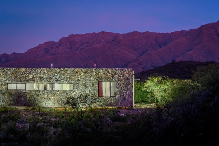 Materiales con identidad: piedra, ladrillo y otras texturas La piedra con su materialidad se incorpora al paisaje (proyecto Casa S Piedra Suspendida- Arq Paul Dragicevic. Fotografía Gonzalo Viramonte). (1)
