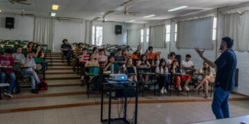 Más de 50 estudiantes se suman a las Tecnotecas CREA para impulsar proyectos La propuesta reúne a futuros profesionales de Cine, Teatro, Música, Artes Visuales, Comunicación Social, Arquitectura y Diseño Industrial de la UNC.