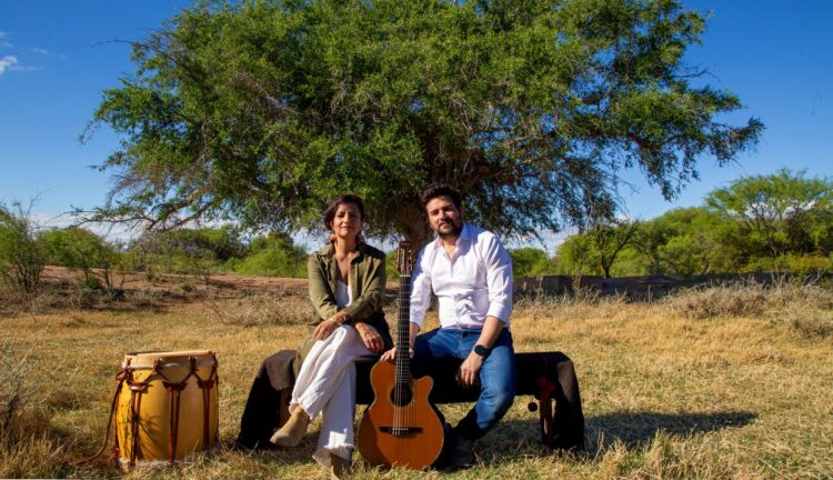 La vigilia papal suma artistas a la grilla musical de Fadea Duito, integrado por Candelaria Argüello Pitt y Hugo Aguilar, junto a Fernando Villegas en percusión, será parte de la vigilia papal en Fadea. Foto: Redes.