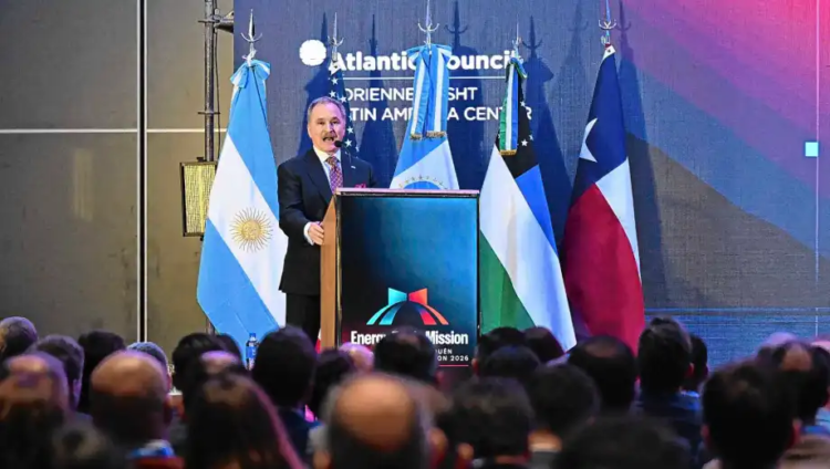 El embajador de Estados Unidos en Argentina, Peter Lamelas, expuso en el congreso energético de Neuquén.