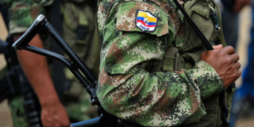 El Gobierno declaró como organizaciones terroristas a cinco grupos criminales y guerrilleros Las Fuerzas Armadas Revolucionarias de Colombia (FARC).