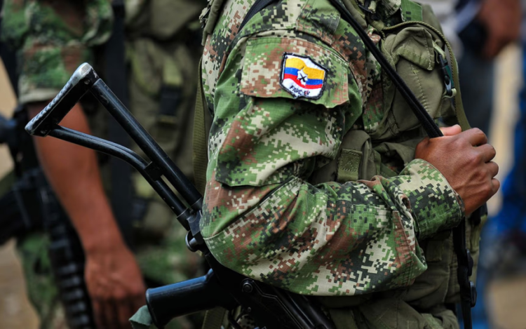 El Gobierno declaró como organizaciones terroristas a cinco grupos criminales y guerrilleros Las Fuerzas Armadas Revolucionarias de Colombia (FARC).