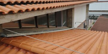 Las cubiertas de tejas son tradicionales en Córdoba. Resuelven techos inclinados y favorecen la evacuación del agua.