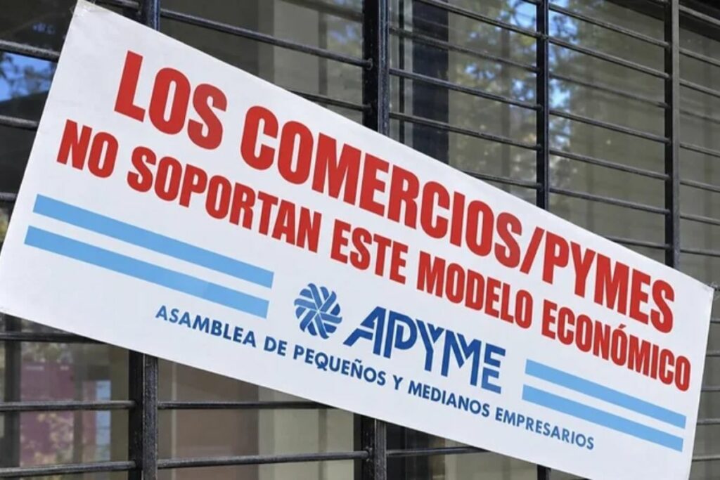 Las pymes no soportan este modelo: las fajas que aparecieron en Córdoba Las fajas de APYME llegaron a comercios de Córdoba con la consigna “Este comercio no soporta el modelo económico”, en el marco de una campaña nacional para visibilizar la situación de las pymes.